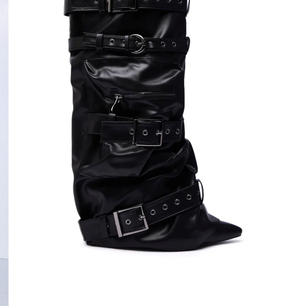 AKIRA AZALEA WANG NEMIANA BLACK BELT AND BUCKLES DETAIL BOOT Size 1010 - Picture 2 of 2